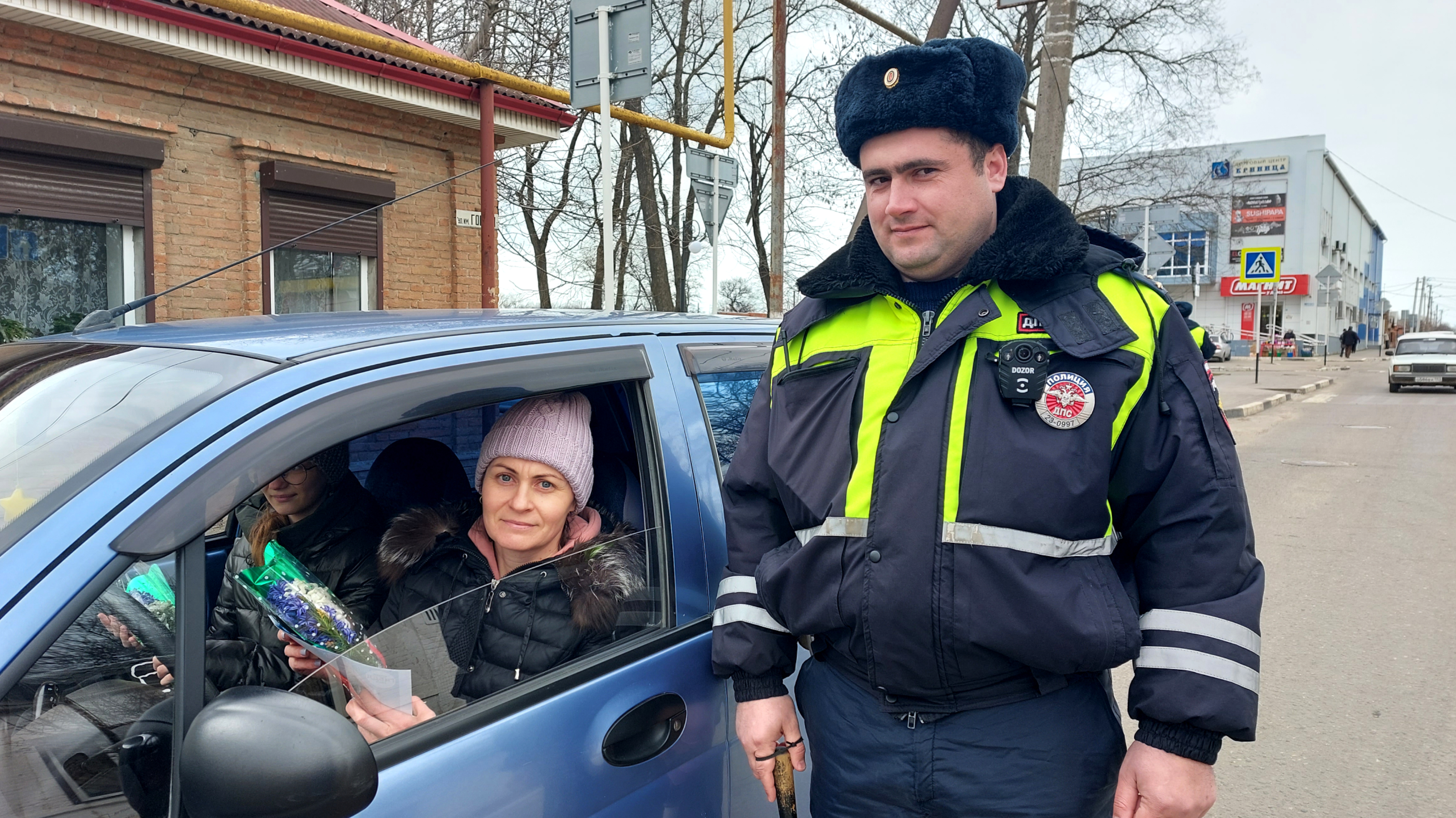 Госавтоинспекция Ейского района поздравила прекрасных автоледи с Международным женским днем