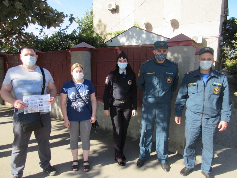 Полицейские Ейского района совместно с представителями пожарной службы провели профилактические мероприятия с населением