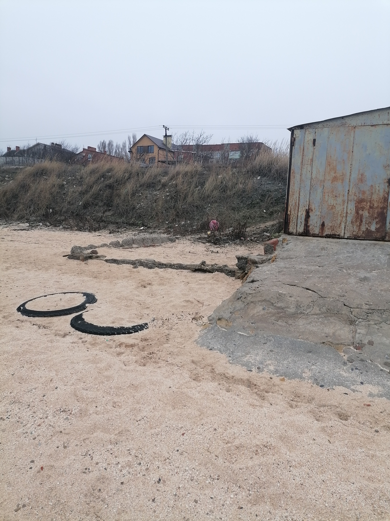 На территории лодочного кооператива «Чайка» продолжается снос незаконно установленных металлических конструкций